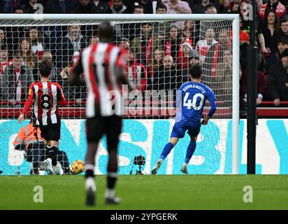 30. November 2024; Gtech Community Stadium, Brentford, London, England; Premier League Football, Brentford gegen Leicester City; Facundo Buonanotte aus Leicester City schießt und trifft 0-1 in der 20. Minute Stockfoto