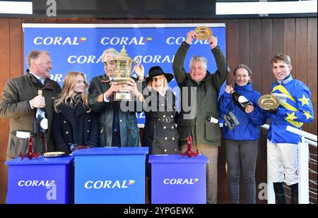 Newbury, Großbritannien. November 2024 30. Connections of Kandoo Kid feiern mit der Gold Cup-Trophäe auf der Newbury Racecourse, Newbury Picture von Paul Blake/Alamy Sports News Stockfoto