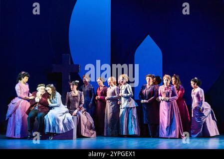 London, 29. November 2024, Isabelle Peters als Mabel, Richard Suart als Major General Stanley und seine Töchter in ENO's Pirates of Penzance am London Coliseum. Quelle: Alamy Live News/Lou Morris Stockfoto