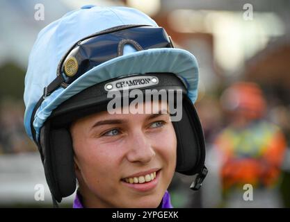 Newbury, Großbritannien. November 2024 30. Jockey Miss Megan Fox auf der Newbury Racecourse, Newbury Foto von Paul Blake/Alamy Sports News Stockfoto