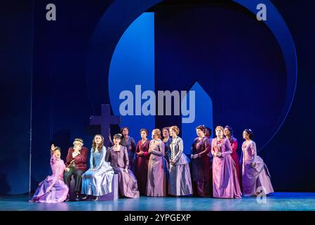 London, 29. November 2024, Isabelle Peters als Mabel, Richard Suart als Major General Stanley und seine Töchter in ENO's Pirates of Penzance am London Coliseum. Quelle: Alamy Live News/Lou Morris Stockfoto
