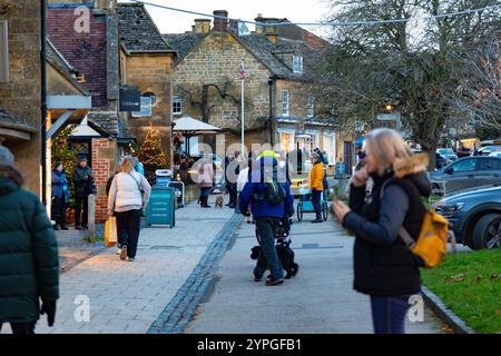 Weihnachtliche Einkäufe im Dorf Broadway in den Cotswolds im Jahr 2024, mit der wunderschönen Weihnachtsdekoration Stockfoto