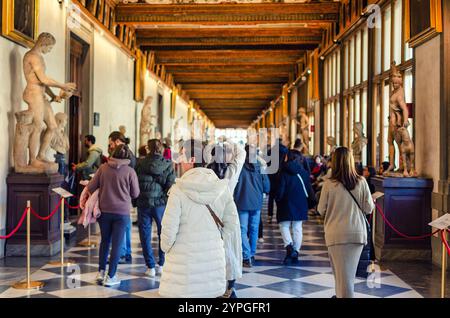 Florenz, Italien; 16. November 2024: Besucher der Uffizien Stockfoto