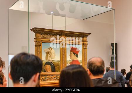 Florenz, Italien: 16. November 2024: Besucher sehen das Porträt der Herzöge von Urbino Federico da Montefeltro und Battista Sforza Gemälde von Pier Stockfoto