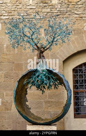Florenz, Italien; 16. November 2024: Skulptur „Albero Della Pace“ (Baum des Friedens) von Andrea Roggi zum Gedenken an die Opfer einer Autobombe, die explodiert ist Stockfoto