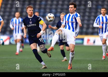 30. November 2024; Rugby Park, Kilmarnock, Schottland: Scottish Premiership Football, Kilmarnock gegen Dundee; Simon Murray of Dundee stellt sich mit Joe Wright aus Kilmarnock um den Ball Stockfoto