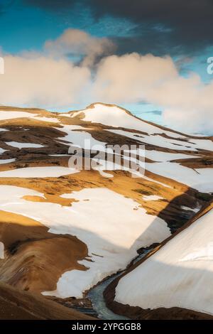 Wunderschöner vulkanischer Berg Kerlingarfjoll mit schneebedecktem geothermischen Gebiet im Sommer auf dem Hveradalir Trail im isländischen Hochland, Icel Stockfoto