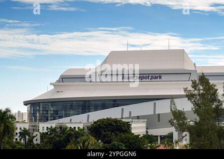 Miami, Florida, USA - 4. Dezember 2023: Außenansicht des Sportstadions Loan Depot Park, in dem das Baseballteam der Miami Marlins beheimatet ist Stockfoto