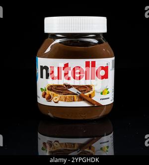 Nova Bana, Slowakei - 22. November 2024 : Nutella Ferrero gesüßte Haselnuss-Kakao-Aufstrichglas isoliert auf schwarzem Hintergrund. Stockfoto