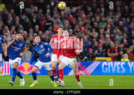 Nottingham, Großbritannien. November 2024 30. City Ground Stadium NOTTINGHAM, ENGLAND – NOVEMBER 30: Elliot Anderson aus Nottingham Forest versucht, den Ball während des 13. Matchweek-Spiels der Premier League 2024/25 zwischen Nottingham Forest und Ipswich Town FC im City Ground Stadium am 30. November 2024 in Nottingham zu kontrollieren. (Paul Bonser/SPP) Credit: SPP Sport Press Photo. /Alamy Live News Stockfoto