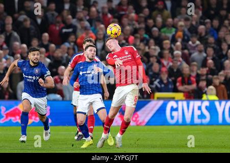 Nottingham, Großbritannien. November 2024 30. City Ground Stadium NOTTINGHAM, ENGLAND – NOVEMBER 30: Elliot Anderson aus Nottingham Forest führt den Ball während des 13. Matchweek-Spiels der Premier League 2024/25 zwischen Nottingham Forest und Ipswich Town FC im City Ground Stadium am 30. November 2024 in Nottingham, England. (Paul Bonser/SPP) Credit: SPP Sport Press Photo. /Alamy Live News Stockfoto