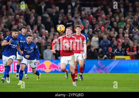 Nottingham, Großbritannien. November 2024 30. City Ground Stadium NOTTINGHAM, ENGLAND – NOVEMBER 30: Elliot Anderson aus Nottingham Forest jagt den Ball während des Spiels der Premier League 2024/25 Matchweek 13 zwischen Nottingham Forest und Ipswich Town FC im City Ground Stadium am 30. November 2024 in Nottingham, England. (Paul Bonser/SPP) Credit: SPP Sport Press Photo. /Alamy Live News Stockfoto