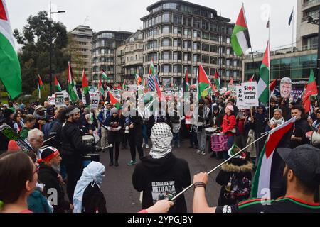 London, Großbritannien. 30. November 2024. Demonstranten versammeln sich in der Park Lane, während Tausende von Menschen in Solidarität mit Palästina einen Waffenstillstand fordern und die britische Regierung auffordern, alle Waffenverkäufe an Israel einzustellen, während der Krieg in Gaza andauert. Quelle: Vuk Valcic/Alamy Live News Stockfoto