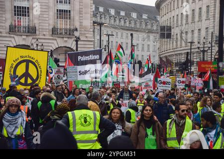 London, Großbritannien. 30. November 2024. Demonstranten passieren den Piccadilly Circus, während Tausende von Menschen in Solidarität mit Palästina marschieren und einen Waffenstillstand fordern und die britische Regierung auffordern, alle Waffenverkäufe an Israel einzustellen, während der Krieg in Gaza andauert. Quelle: Vuk Valcic/Alamy Live News Stockfoto