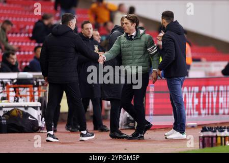 Burnley-Manager Scott Parker (Mitte rechts) nach dem Spiel der Sky Bet Championship im bet365 Stadion Stoke-on-Trent. Bilddatum: Samstag, 30. November 2024. Stockfoto