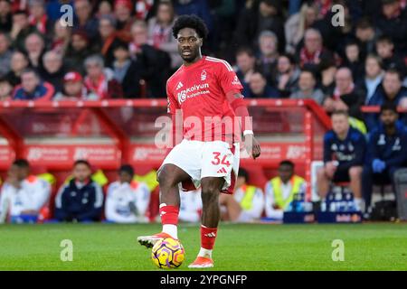 Nottingham, Großbritannien. November 2024 30. City Ground Stadium NOTTINGHAM, ENGLAND – NOVEMBER 30: Ola Aina aus Nottingham Forest lässt den Ball während des 13. Matchweek-Spiels der Premier League 2024/25 zwischen Nottingham Forest und Ipswich Town FC im City Ground Stadium am 30. November 2024 in Nottingham, England. (Paul Bonser/SPP) Credit: SPP Sport Press Photo. /Alamy Live News Stockfoto