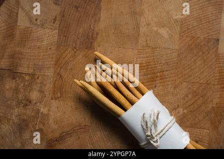 Blick von oben auf gebratenen Maisstock-Snack auf einem Holzbrett, Blick von oben auf nigerianischen kokoro-Mais-Snack Stockfoto