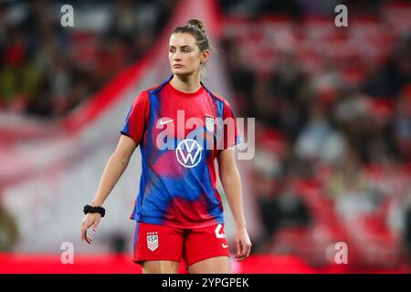 London, Großbritannien. November 2024 30. Emily Fox aus den Vereinigten Staaten wärmt sich vor dem Internationalen Freundschaftsspiel der Frauen England gegen die Vereinigten Staaten im Wembley Stadium, London, Großbritannien, am 30. November 2024 (Foto: Izzy Poles/News Images) in London, Großbritannien am 30. November 2024 auf. (Foto: Izzy Poles/News Images/SIPA USA) Credit: SIPA USA/Alamy Live News Stockfoto