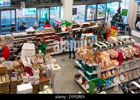 Innenraum des Dunelm Haushaltswarengeschäfts oder Shoppinggeschäfts mit Menschen, die Weihnachtsgeschenke kaufen und stöbern, England, Großbritannien Stockfoto