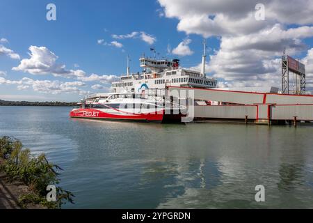 Isle of Wight Ferries Red Funnel Ferry Red Eagle Beladung von Autos und LKWs, Red Jet 6 Catamaran Passagierfähre Southampton Großbritannien Stockfoto