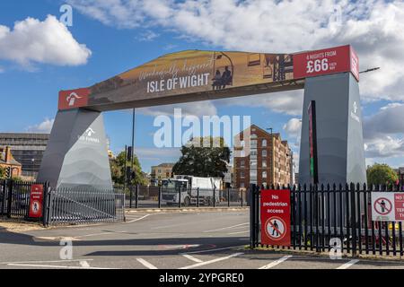 Die Fahrzeugeinfahrt zum Red Funnel Isle of Wight Ferry Service am Town Quay Southampton, England, Großbritannien Stockfoto