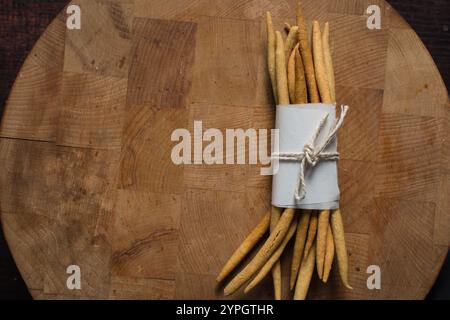 Blick von oben auf gebratenen Maisstock-Snack auf einem Holzbrett, Blick von oben auf nigerianischen kokoro-Mais-Snack Stockfoto