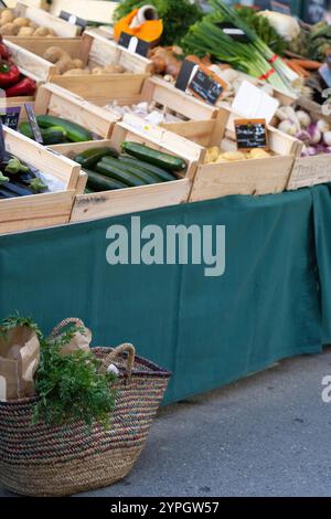 Frisches Gemüse auf dem Marktstand im Freien mit verschiedenen Produkten Stockfoto