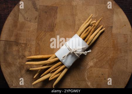 Blick von oben auf gebratenen Maisstock-Snack auf einem Holzbrett, Blick von oben auf nigerianischen kokoro-Mais-Snack Stockfoto