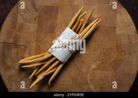 Blick von oben auf gebratenen Maisstock-Snack auf einem Holzbrett, Blick von oben auf nigerianischen kokoro-Mais-Snack Stockfoto