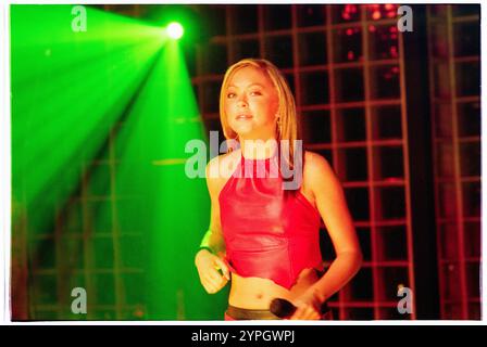 ATOMIC KITTEN, NEW LINE-UP, TV-SHOW, 2001: Natasha Hamilton ist das neue Mitglied der Mädchengruppe Atomic Kitten, die am 1. September 2001 in der TV-Musiksendung Pop Factory in Porth, Wales, Großbritannien, auftritt. Foto: Rob Watkins. INFO: Atomic Kitten, eine britische Mädchengruppe, die 1998 gegründet wurde, erzielte Anfang der 2000er Jahre große Erfolge mit Hits wie Whole Again und The Tide Is High. Bekannt für ihre eingängigen Pop-Melodien und Harmonien, wurden sie zu Ikonen der britischen Popmusik. Stockfoto