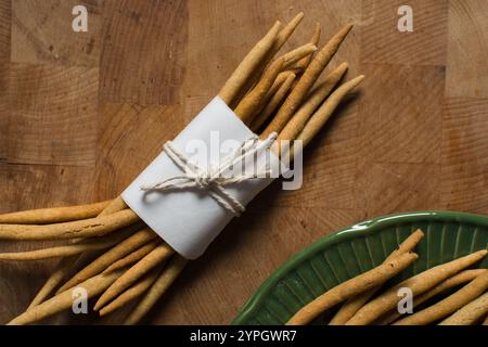 Blick von oben auf gebratenen Maisstock-Snack auf einem Holzbrett, Blick von oben auf nigerianischen kokoro-Mais-Snack Stockfoto