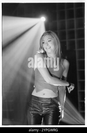 ATOMIC KITTEN, NEW LINE-UP, TV-SHOW, 2001: Natasha Hamilton ist das neue Mitglied der Mädchengruppe Atomic Kitten, die am 1. September 2001 in der TV-Musiksendung Pop Factory in Porth, Wales, Großbritannien, auftritt. Foto: Rob Watkins. INFO: Atomic Kitten, eine britische Mädchengruppe, die 1998 gegründet wurde, erzielte Anfang der 2000er Jahre große Erfolge mit Hits wie Whole Again und The Tide Is High. Bekannt für ihre eingängigen Pop-Melodien und Harmonien, wurden sie zu Ikonen der britischen Popmusik. Stockfoto