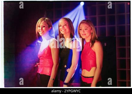 ATOMIC KÄTZCHEN, NEUE BESETZUNG, TV-SHOW, 2001: Jenny Frost, Liz McClarnon und Natasha Hamilton von der Mädchengruppe Atomic Kitten, die am 1. September 2001 in Porth, Wales, Großbritannien, in der TV-Musiksendung Pop Factory auftreten. Foto: Rob Watkins. INFO: Atomic Kitten, eine britische Mädchengruppe, die 1998 gegründet wurde, erzielte Anfang der 2000er Jahre große Erfolge mit Hits wie Whole Again und The Tide Is High. Bekannt für ihre eingängigen Pop-Melodien und Harmonien, wurden sie zu Ikonen der britischen Popmusik. Stockfoto