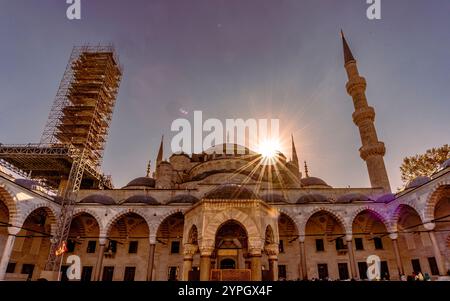 Istanbul, TR - 23. Oktober 2024 die berühmte Blaue Moschee in Istanbul strahlt unter dem Sonnenlicht und zeigt ihre großartige Architektur und das riesige Minarett Stockfoto