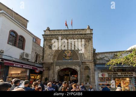 Istanbul, TR - 23. Okt. 2024 geschäftige Straße vor dem Großen Basar: Händler rufen hervor, bunte Waren werden ausgestellt, und die Käufer feilschen eifrig Stockfoto