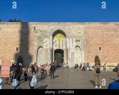 Istanbul, TR - 23. Oktober 2024 das Kaisertor des Topkapi-Palastes ist ein kunstvoller, imposanter Eingang, der mit seinem komplizierten Design die imperiale Macht symbolisiert Stockfoto