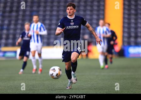 30. November 2024; Rugby Park, Kilmarnock, Schottland: Schottischer Premiership Football, Kilmarnock gegen Dundee; Seb Palmer-Houlden aus Dundee stürzt vorwärts Stockfoto