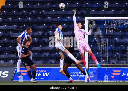 30. November 2024; Rugby Park, Kilmarnock, Schottland: Schottischer Premiership Football, Kilmarnock gegen Dundee; Dundee Torhüter Jon McCracken schlägt klar Stockfoto