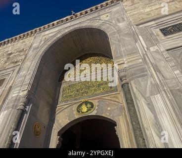 Istanbul, TR - 23. Okt. 2024 die Großaufnahme des Kaisertores des Topkapi-Palastes ist ein kunstvoller, imposanter Eingang, der die kaiserliche Macht mit ihren Intri symbolisiert Stockfoto