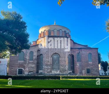 Istanbul, TR - 23. Okt. 2024 das Äußere der Irini-Kathedrale ist mit robustem byzantinischem Steinwerk, einer anmutigen Kuppel und bogenförmigen Fenstern ausgestattet, die Ti ausstrahlen Stockfoto