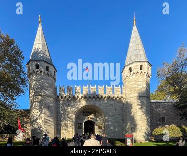 Istanbul, TR - 23. Oktober 2024 das Tor des Friedens im Topkapi-Palast ist ein großer Eingang zur osmanischen Pracht, mit komplizierten Schnitzereien, hoch aufragenden Bögen, A Stockfoto