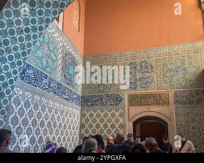 Istanbul, TR - 23. Oktober 2024 der Saal der Ablutionsbrunnen, der mit aufwendigen Fliesen aus dem 17. Jahrhundert geschmückt ist, dient als beeindruckender Eingang zum Hasen Stockfoto