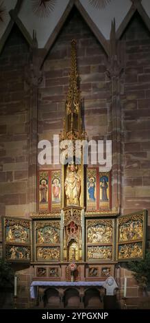 STRASSBURG, FRANKREICH - 3. MAI 2023: Innenraum der berühmten Kathedrale Notre Dame de Straßburg. Gotisches Gebäude aus den 1200er Jahren UNESCO-Weltkulturerbe Stockfoto