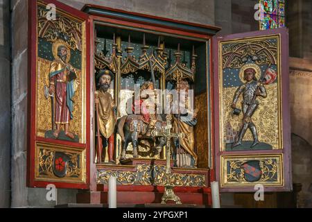 STRASSBURG, FRANKREICH - 3. MAI 2023: Innenraum der berühmten Kathedrale Notre Dame de Straßburg. Gotisches Gebäude aus den 1200er Jahren UNESCO-Weltkulturerbe Stockfoto