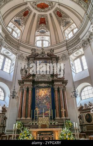 SALZBURG, ÖSTERREICH - 27. APRIL 2023: Innenraum des mittelalterlichen Salzburger Doms, des Barockdoms aus dem 17. Jahrhundert, der St. Rupert und S. gewidmet ist Stockfoto