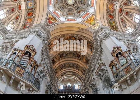 SALZBURG, ÖSTERREICH - 27. APRIL 2023: Innenraum des mittelalterlichen Salzburger Doms, des Barockdoms aus dem 17. Jahrhundert, der St. Rupert und S. gewidmet ist Stockfoto