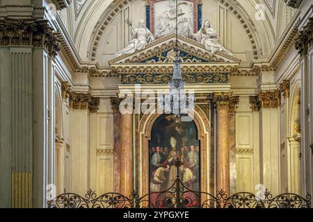 VALENCIA, SPANIEN - 28. MÄRZ 2022: Innere der Kathedrale von Valencia, Marienkathedrale, römisch-katholische Kirche im valencianischen gotischen Stil Stockfoto