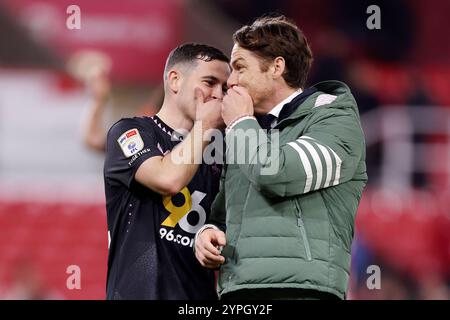 Burnley-Trainer Scott Parker (rechts) und Josh Cullen nach dem Spiel der Sky Bet Championship im bet365 Stadion Stoke-on-Trent. Bilddatum: Samstag, 30. November 2024. Stockfoto