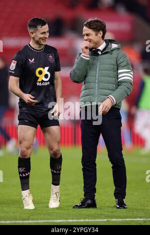 Burnley-Trainer Scott Parker (rechts) und Josh Cullen nach dem Spiel der Sky Bet Championship im bet365 Stadion Stoke-on-Trent. Bilddatum: Samstag, 30. November 2024. Stockfoto