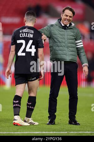 Burnley-Trainer Scott Parker (rechts) und Josh Cullen nach dem Spiel der Sky Bet Championship im bet365 Stadion Stoke-on-Trent. Bilddatum: Samstag, 30. November 2024. Stockfoto